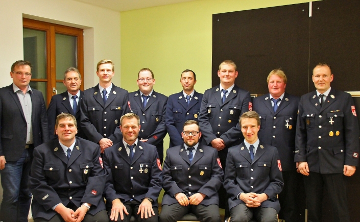 Gruppenbild aller Geehrten bei der Jahreshauptversammlung der Freiwilligen Feuerwehr Ellenbach